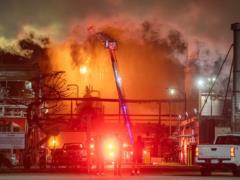 В США произошёл масштабный пожар на нефтеперерабатывающем заводе