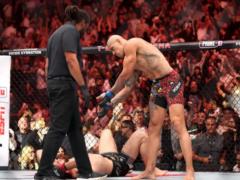 Бразильский боец отобрал титул у россиянина в главном поединке вечера UFC