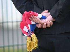 Следом за премьером: министр обороны Франции подал в отставку