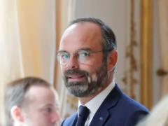 Макрон должен покинуть пост президента досрочно — экс-премьер Филипп