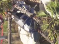 В США вертолет упал прямо на людный пляж в Калифорнии: есть пострадавшие