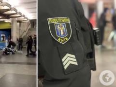В Киеве группа подростков избила пассажира прямо на перроне станции метро. Подробности дела и видео
