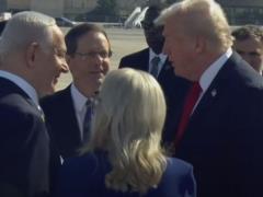 Трамп прибыл в Израиль на фоне новостей об освобождении заложников ХАМАС: его встретили Нетаньяху с женой. Фото и видео