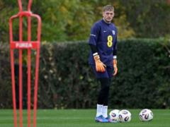 Everton agree new deal with England goalkeeper