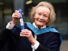 Женщина из Северной Ирландии завершила обучение, которое начала 70 лет наза