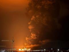 В Феодосии уже четвертые сутки горит нефтебаза