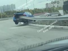 В Киеве автомобиль насадился в отбойник