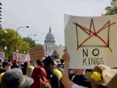 В США массовые протесты против политики Трампа