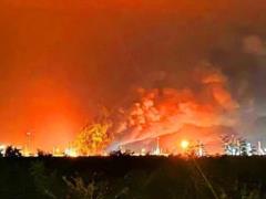 В Венгрии под Будапештом загорелся нефтеперерабатывающий завод
