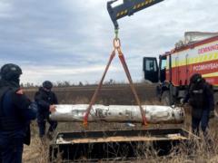 Тубус с неразорванными авиаракетами РФ обнаружили в поле на Харьковщине