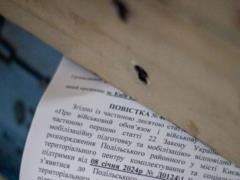 Могут ли украинцам вручать повестки за границей: подробное объяснение