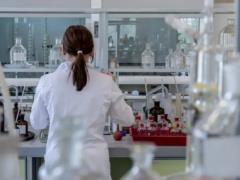 Ученые создали новую форму льда: он твердый при комнатной температуре
