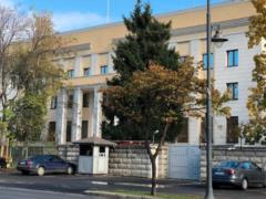 В Румынии мужчина попытался протаранить автомобилем ворота посольства РФ