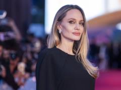 Анджелина Джоли засветила тату на всю спину в платье с вырезом