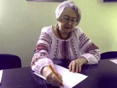 The record holder for writing radio dictations criticized the current text and reading