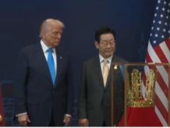 Трамп в Южной Корее получил копию золотой короны и высшую награду