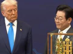 Президент Южной Кореи подарил Трампу золотую корону и орден.