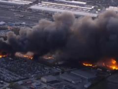 В США разбился грузовой самолет: семь человек погибли, 11 пострадали. Фото и видео