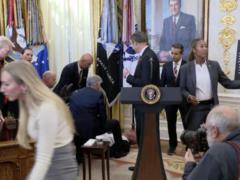 В Белом доме мужчина потерял сознание во время брифинга Трампа