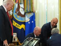 Едва не сорвал брифинг Трампа: в Белом доме мужчина потерял сознание в прямом эфире