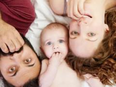 На повышенные выплаты имеют право родители детей 2024 и 2025 годов рождения. Но механизма для этого еще нет