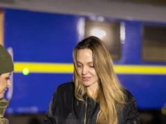 Поблагодарили за поддержку: пограничники показали знаковый подарок, который вручили Джоли во время визита в Украину.