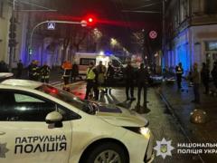 В центре Житомира Mercedes врезался в дом: есть погибшие