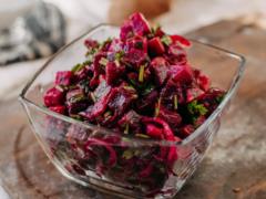 Вкуснее, чем винегрет: полезный салат из запеченной свеклы, который можно есть каждый день