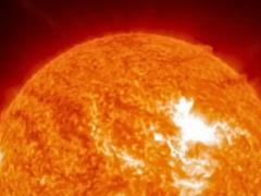 На Солнце произошла самая мощная вспышка в 2025 году: Земля оказалась на линии огня