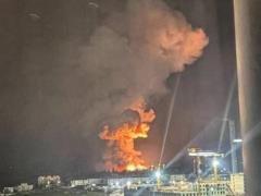 В Новороссийске горит нефтебаза