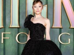 Блогер напал на Ариану Гранде на премьере Wicked в Сингапуре