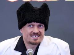 Усик встретился с конкурентом за звание лучшего боксера мира в Узбекистане