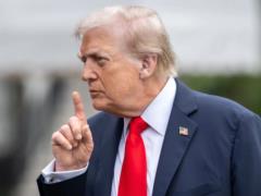  Тихо, свинко : Трамп оскорбил журналистку, которая спросила его о деле Эпштейна.