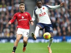 Kolo Muani trains in the mask after a fracture of the cleft