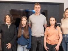 14-летняя Яна Степаненко, которая потеряла ноги во время удара РФ по Краматорску, получила новую квартиру в Киеве от Рината Ахме