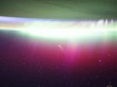 Астронавты зафиксировали редкое явление: полярное сияние  поглощает  комету Lemmon
