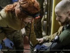 Кабмин увеличил выплаты медикам, работающим в опасных районах