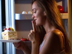 Что не стоит есть на ужин: список продуктов, которые вредят сну