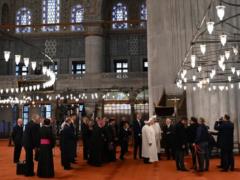 Папа Лев во время своего первого визита в мечеть разулся, но молиться не стал