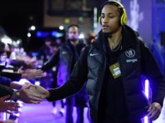 Joao Pedro defeats the Chelsea attack in the derby against Arsenal