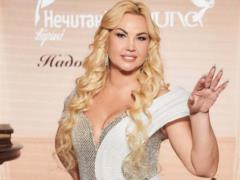 Камалия ослепила 15-килограммовым платьем с камнями сваровски, которое не одевает без охраны.