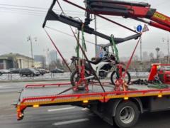 В Киеве впервые эвакуировали мотоцикл за нарушение ПДД