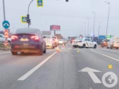 В Киеве на Кольцевой дороге грузовик на переходе сбил насмерть женщину. Подробности ДТП и фото