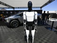 Робот Tesla Optimus с ИИ снял  невидимую гарнитуру  и упал во время демонстрации