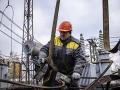 В областях Украины начали аварийно отключать свет