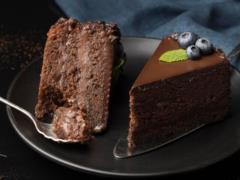 Без теста и выпечки: вкусный новогодний торт с шоколадом и без лишних заморочек