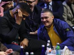Усик подарил Джошуа вышиванку во время встречи