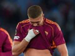 Dovbik eating before the match against Juventus