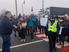 Под Житомиром перекрыли трассу из-за компенсаций за разрушенные дома