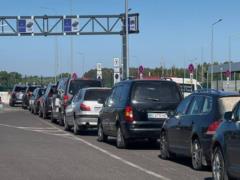 Украинцы массово выезжают за границу: на пунктах пропуска большие очереди